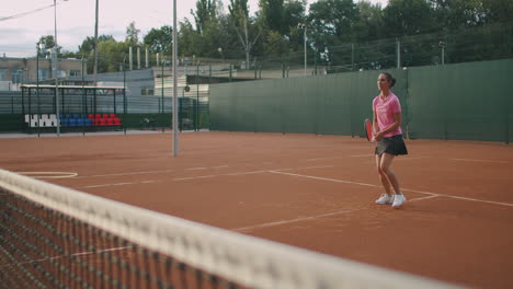 Junge-Frau-Und-Mann-In-Sportkleidung-Spielen-Tennis.-Mittlere-Aufnahme-Einer-Tennisspielerin.
